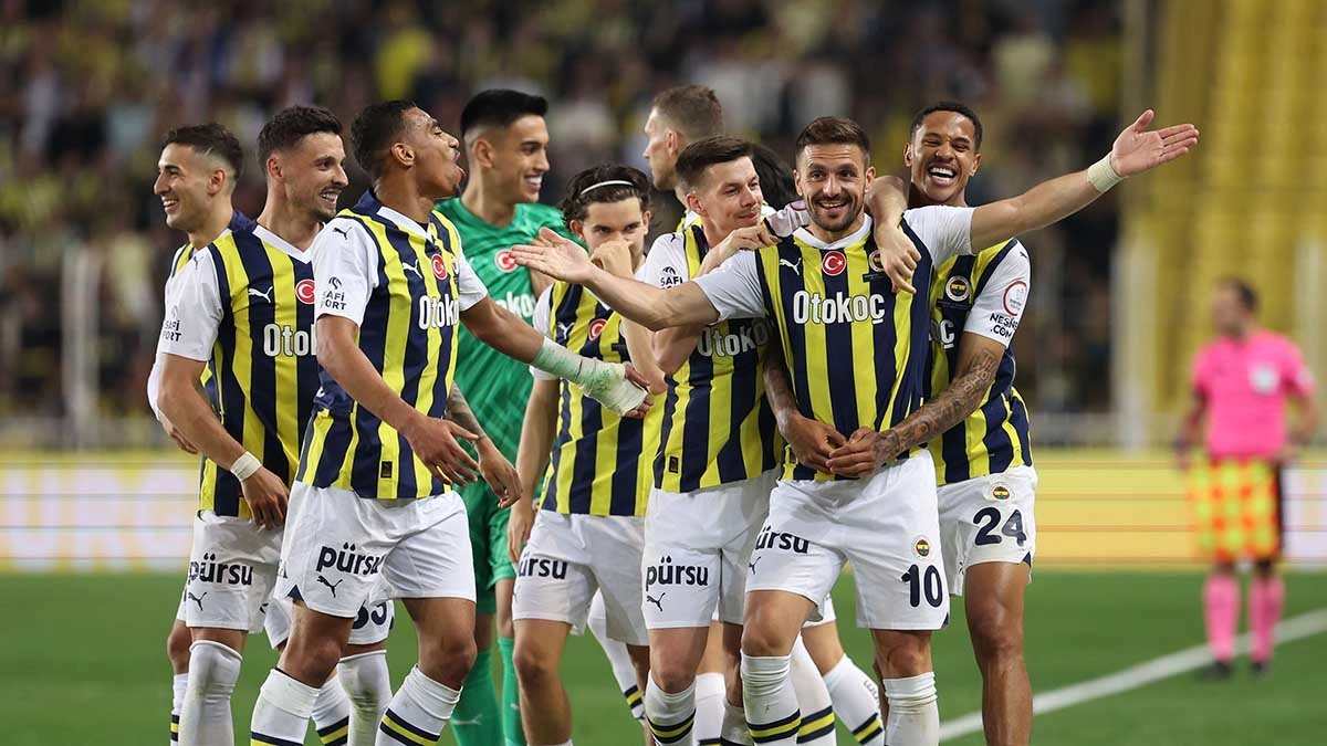 Fenerbahçe have broken the record for most goals scored within a single season in Turkish football history with 128 goals in 45 games. 🇹🇷

⚽️ 128 Goals
1⃣ Fenerbahçe, 2023/24

⚽️ 126 Goals
2⃣ Galatasaray, 1999/00

⚽️ 126 Goals
3⃣ Fenerbahçe, 2022/23

⚽️ 121 Goals
4⃣ Fenerbahçe,