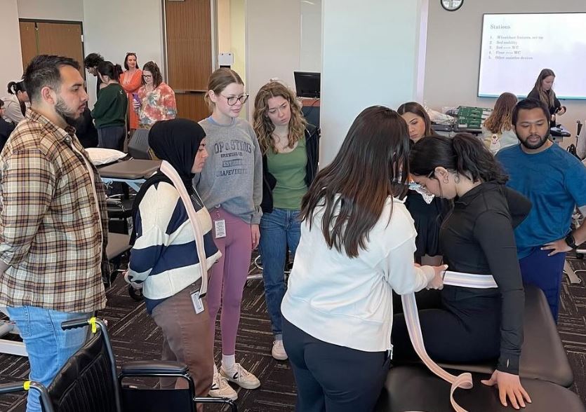 #TCOM and @UNTHSCDPT students worked side-by-side to learn various patient transfer methods. Our DREAM interest group gained hands-on experience with wheelchair use, gait belts, & various transfer scenarios. The collaborative environment at @UNTHSC is making everyone better!👏
