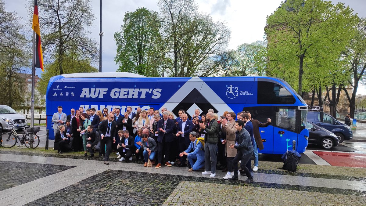 Der Hamburger HSV Bus fährt vor u. macht gemeinsam mit Felix Magath auf das heutige Spiel um 20:15 Uhr aufmerksam – und insbesondere für das Thema #Vorhofflimmern. Klasse! 👏
<a href="/AGEP_DGK/">AGEP</a> <a href="/Herzstiftung/">Deutsche Herzstiftung</a> <a href="/YoungDgk/">Young DGK</a> <a href="/jongichun/">Julian Chun</a> <a href="/RolandTilz/">Roland Tilz</a> <a href="/pulse_day_/">PULSEDAY</a> #Herzmedizinde #DGK #DGKJahrestagung
