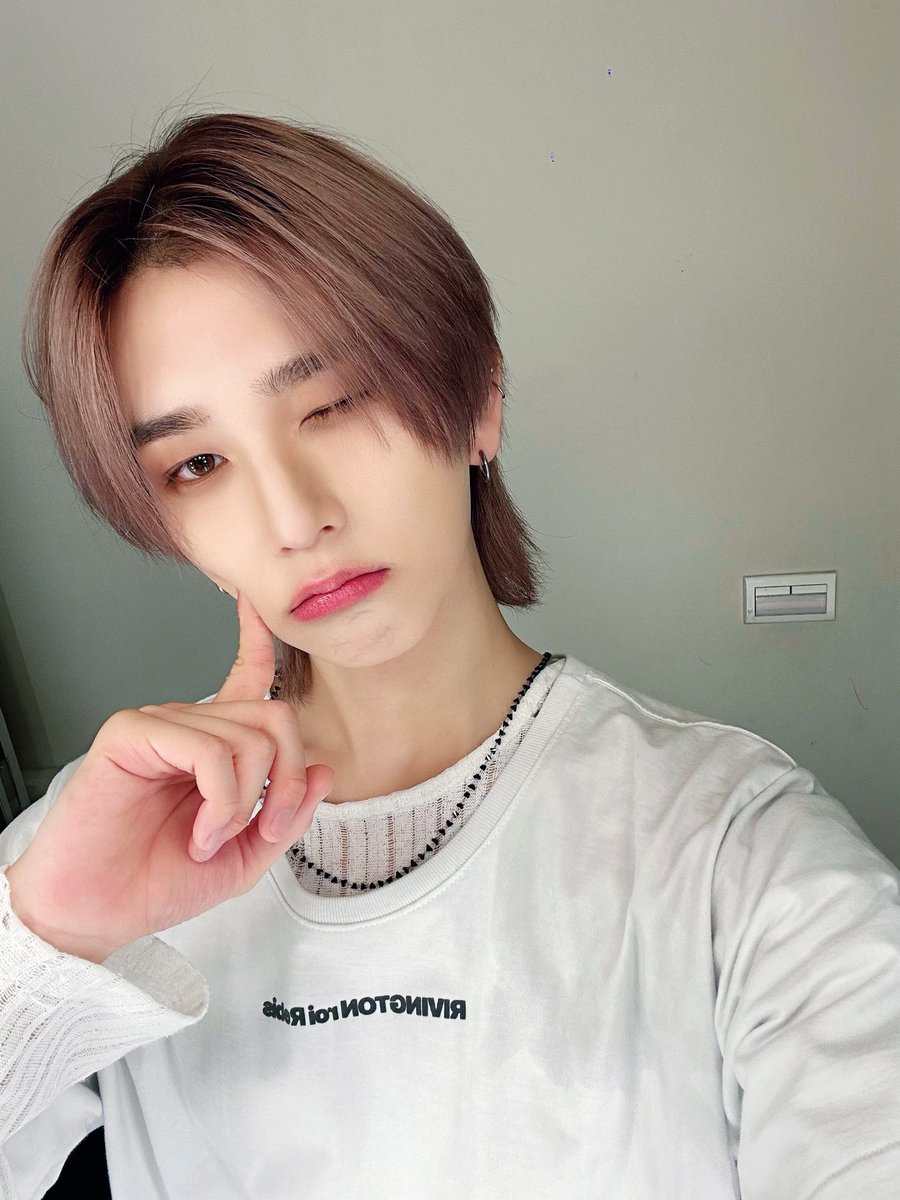 [#백승]

내일만 지나면 주말이래요~ 화이팅♥️♥️

#EPEX #이펙스 #BAEKSEUNG #백승 #백전백승