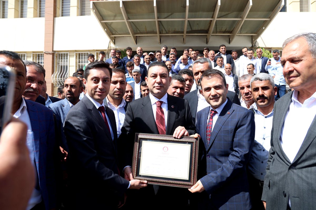 msaitardan's tweet photo. Harran Belediye Başkanlığına tekrar seçilen ve bugün mazbatasını alıp göreve başlayan Sayın @mahmutozyavuz ‘u tebrik eder, başarılar dilerim.

Turizm ve Tarım ilçesi Harran’a yaraşır hizmet yapmayı Rabbim nasip etsin. https://t.co/xWGNrWvdvJ