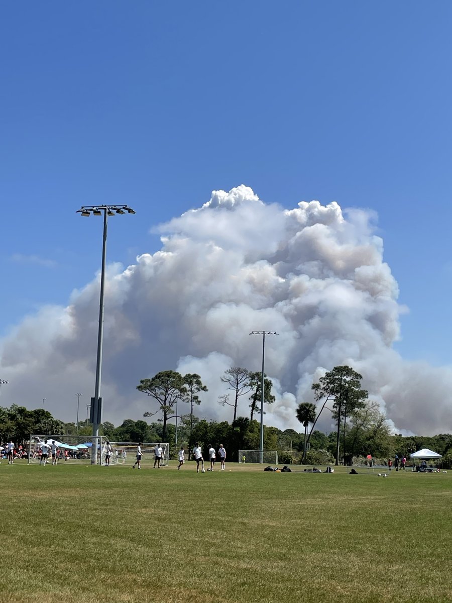 Burning in the WUI is vital for managing wildfire risk & ecosystem health. Careful planning is crucial to balance objectives w/ environmental/public health concerns. Aerial views from a #rxfire @ Merritt Island NWR (FL) shows the expertise needed. #GoodFire