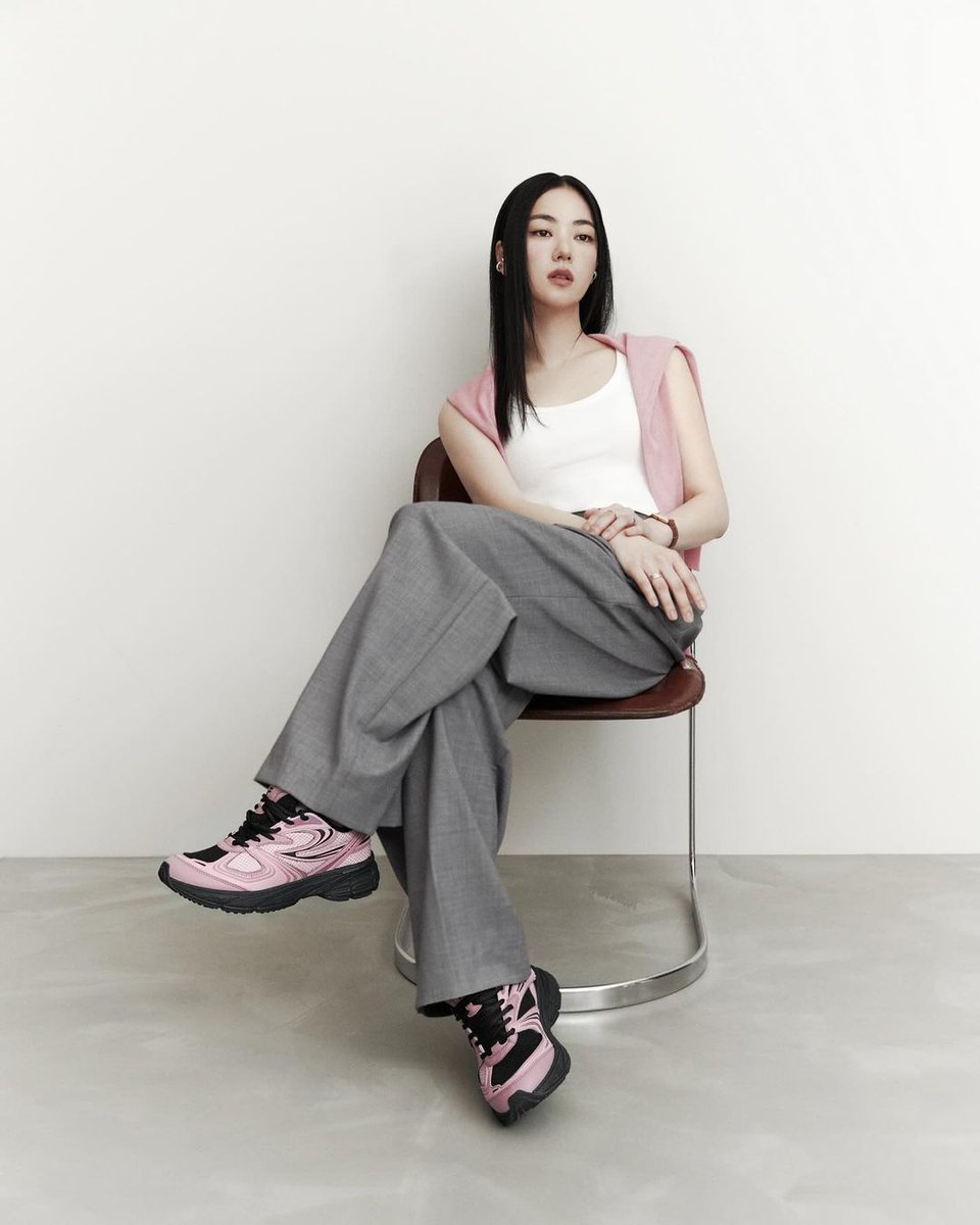 jeonyeobeennews's tweet photo. INTERUN PINK with JEON YEOBEEN🩷

강렬한 눈빛과 시크한 매력으로 많은 사랑을 받는 배우 전여빈이 휠라와 함께했습니다.
따스한 봄, 감각적인 전여빈의 핑크 포인트 스타일링을 참고해보세요!

🔗 : https://t.co/UirDCm4V8e

#JeonYeoBeen #전여빈 #Fila #FilaKorea #휠라 #인터런 #에샤페 https://t.co/dzcjfYaRjc