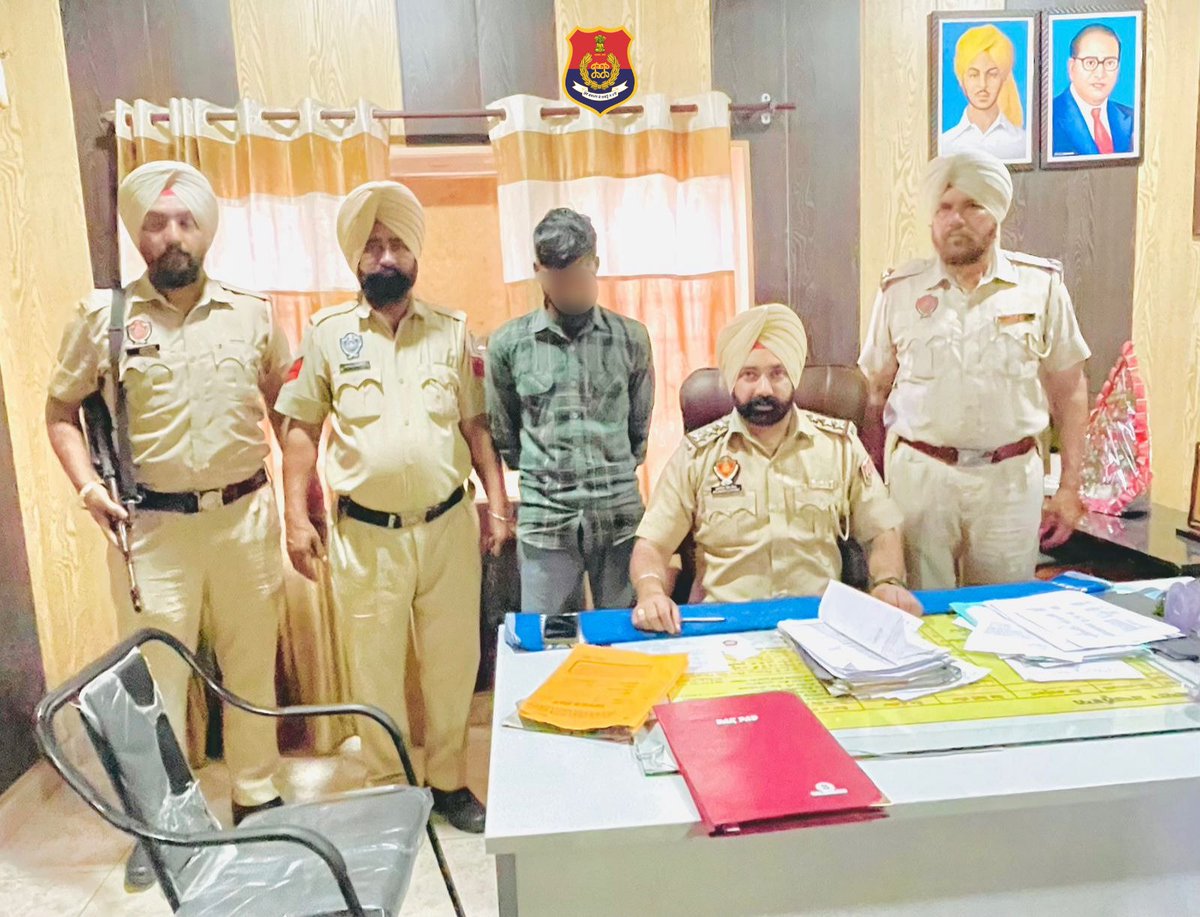 PP_Gurdaspur's tweet photo. In the ongoing campaign against #Proclaimed Offenders, one PO has been arrested by the police team of PS Kahnuwan,Gurdaspur.
ਭਗੌੜਾ ਅਪਰਾਧੀਆਂ ਖਿਲਾਫ ਚਲਾਈ ਜਾ ਰਹੀ ਮੁਹਿੰਮ ਵਿੱਚ ਥਾਣਾ ਕਾਹਨੂੰਵਾਨ, ਗੁਰਦਾਸਪੁਰ ਦੀ ਪੁਲਿਸ ਟੀਮ ਵੱਲੋਂ ਇੱਕ ਪੀ.ਓ. ਨੂੰ ਗ੍ਰਿਫਤਾਰ ਕੀਤਾ ਗਿਆ ਹੈ।
#ActionAgainstCrime https://t.co/dzWmlXu7Kq