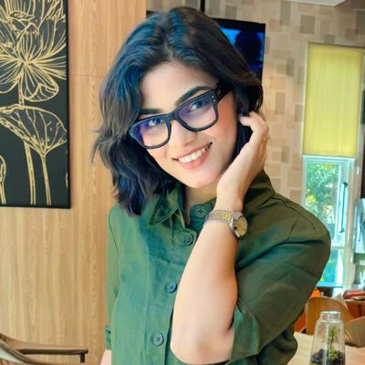 यह नेहा सिंह राठौर हैं, यह बेहद ही जांबाज़ महिला हैं। वर्तमान समय में अगर देश की टॉप फियरलेस लेडीज की लिस्ट जारी हो तो उसमें इनका नाम टॉप 10 में आएगा।

पिछले कुछ दिनों से कुछ घिनौने इंसानों ने इनपर बेहद ही अमर्यादित और अश्लील टिप्पणियां की हैं मगर फिर भी वह घृणित लोग इन्हें इनके