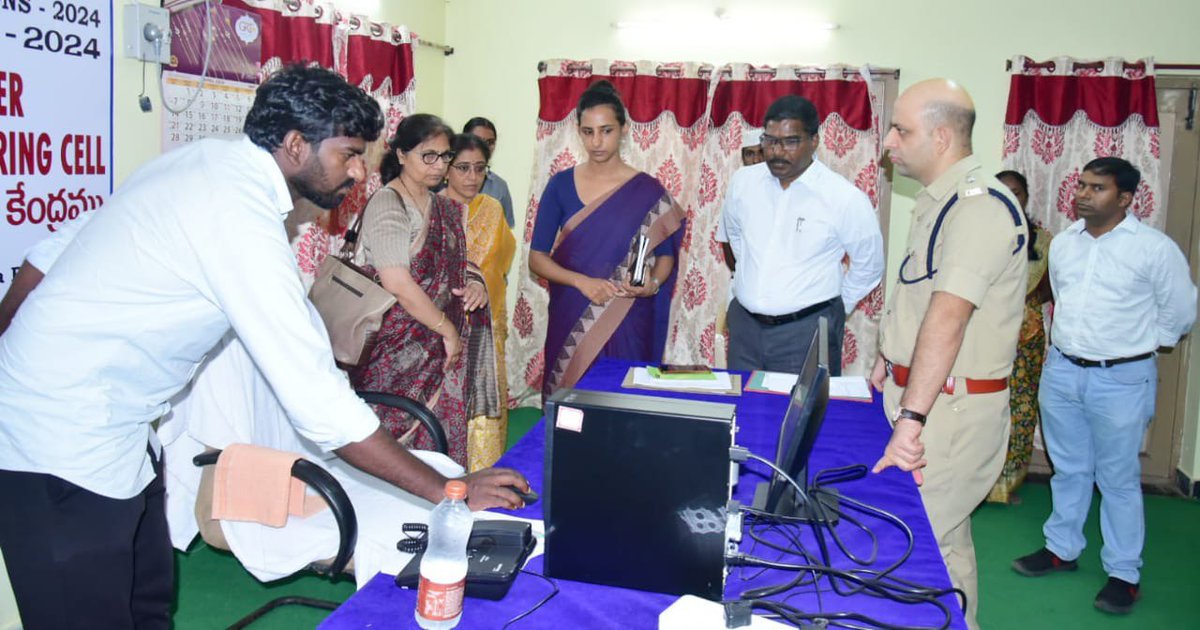 krishnadgoap's tweet photo. అనంతరం గౌరవ రాష్ట్ర వ్యయ పరిశీలకులు గారు  జిల్లా ( ఇన్ - చార్జి ) కలెక్టర్ గారు ,  జిల్లా ఎస్ . పీ . గార్లతో కలిసి డి . ఇ . ఓ . కార్యాలయ మీటింగ్ హాల్ లో ఏర్పాటు చేసిన ఎన్నికల ఫిర్యాదుల పరిష్కార విభాగం పరిశీలించారు . ( 3 / 3 ) #ECI #CEOANDHRA #StateObserver https://t.co/WM6uX3kJPk
