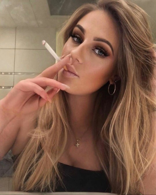 Smoking fetish whores (Mis putitas fumadoras) (@caralnocis72) on Twitter photo 2024-04-04 14:50:52