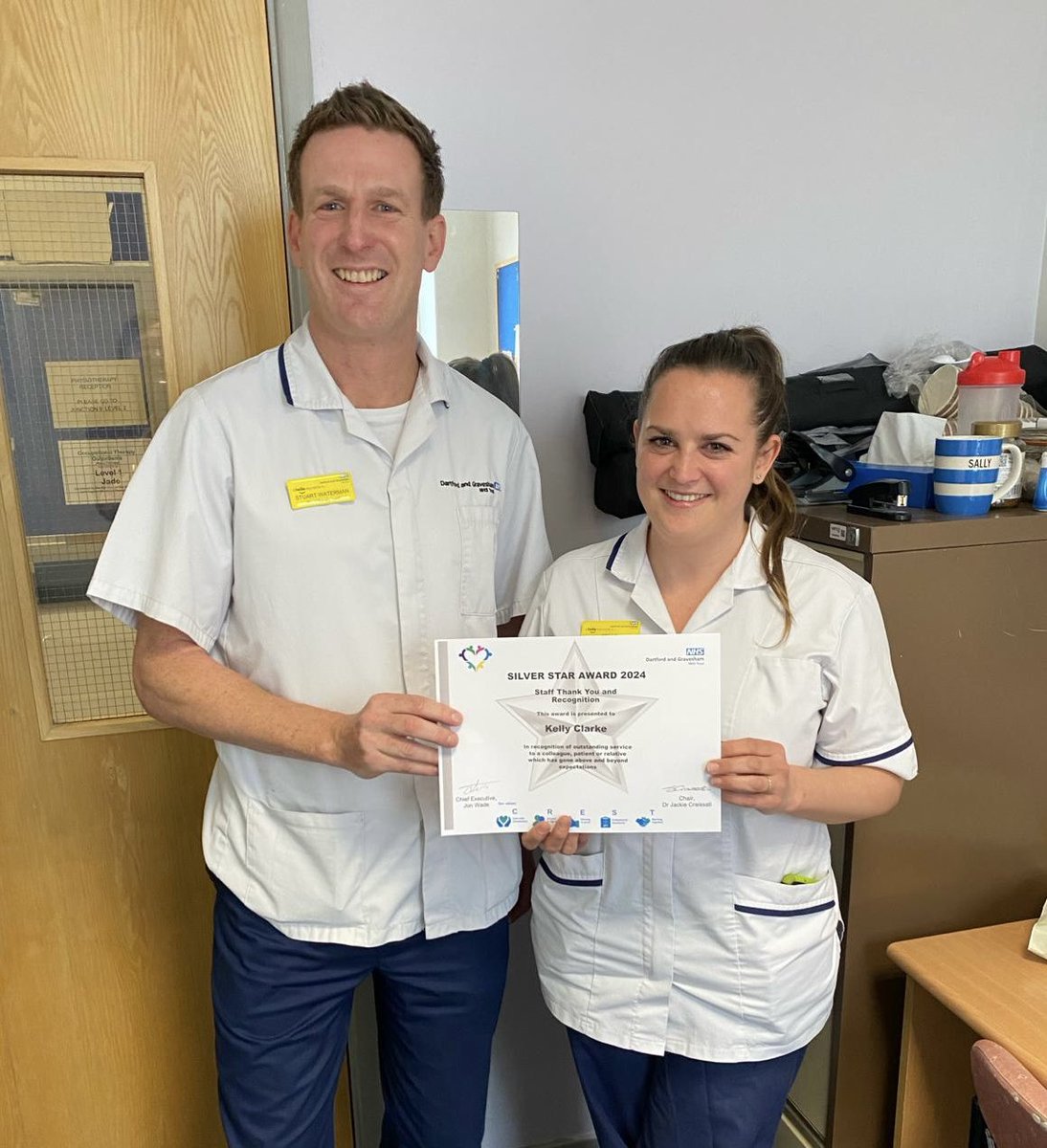 Well done @KellyCPhysio awarded a silver staff award today 🥈 after being nominated by a patient @DGTAHPs @DarentValleyHsp @cazzaroo1984 @di_gambrell @thecsp