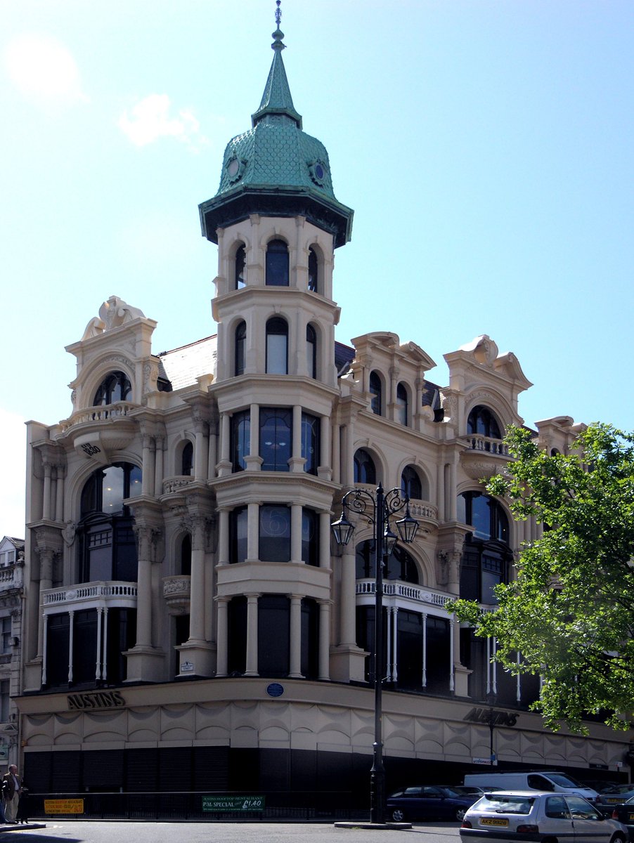 I wish the #Austins building in the Diamond Derry was taken into public ownership, before we lose this historical building! #Vested #Derelict #Historic