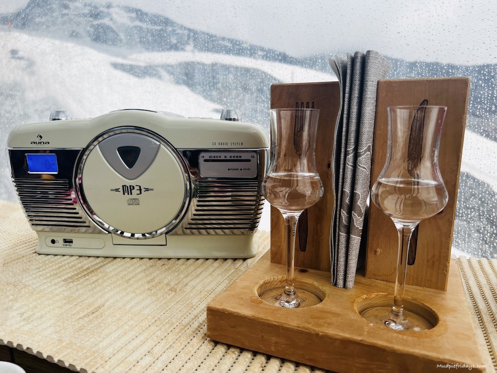 MudpieFridays's tweet image. Booking eating in the cable car at the Hintertux Glacier

Read more 👉 lttr.ai/ARE0j

#CableCar #HintertuxGlacier #YearRoundSkiResort