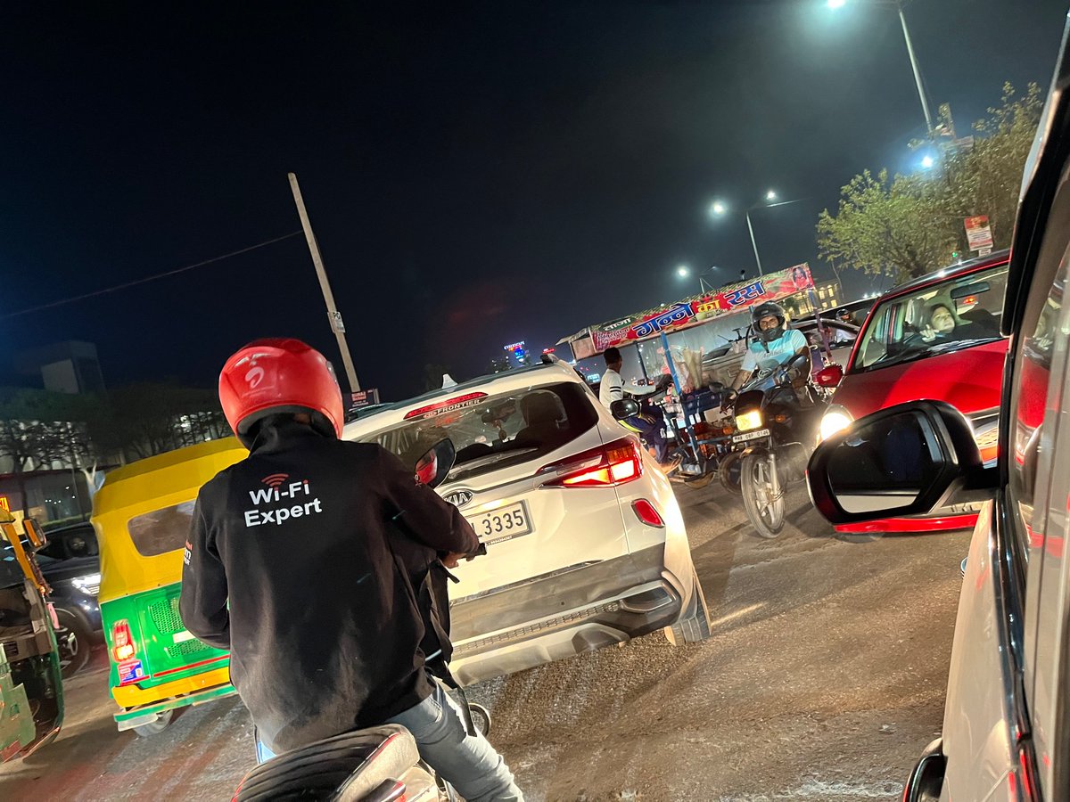 kushal11489's tweet photo. Heavy jam on Sector 58 road, this is a daily affair. Either put a red light or a traffic police personnel here @TrafficGGM @gurgaonpolice @DC_Gurugram https://t.co/tRCNCq5DEg
