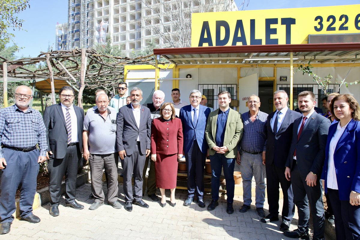 Gaziantep Büyükşehir Belediye Başkanımız sayın Fatma Şahin ve Gaziantep Milletvekillerimiz ile birlikte Adalet Taksi Durağı'nı ziyaret ederek taksici esnafımızla bir araya geldik. 🚖 Hoş sohbetleri ve misafirperverlikleri nedeniyle kendilerine teşekkür ediyor, tüm taksici…