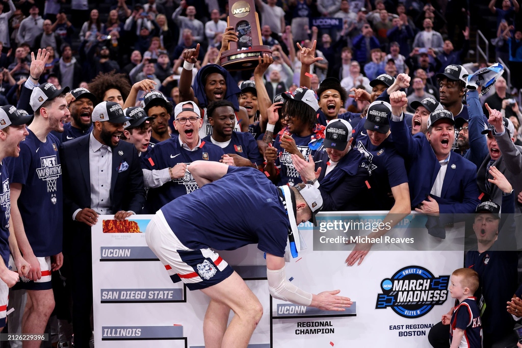 Welcome to the Final Four, the UConn Huskies. @UConnMBB @MarchMadnessMBB @MFinalFour #NCAAMBB #MarchMadness #MFinalFour 📸: @MichaelMReaves, @MaddieMMeyer