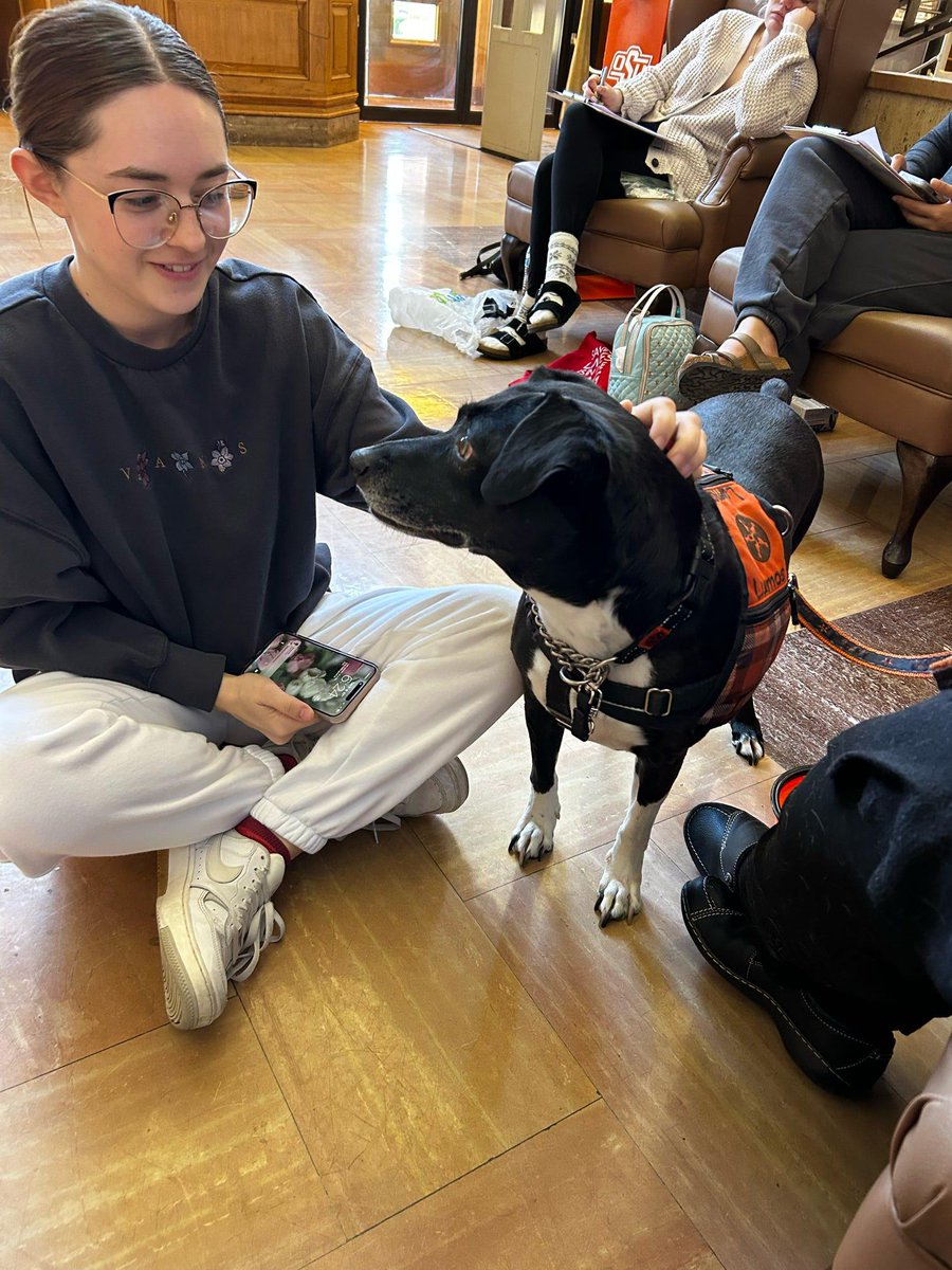 Dogs just make everything better.  🌟🐶🦴💫

#okstate #pettherapy