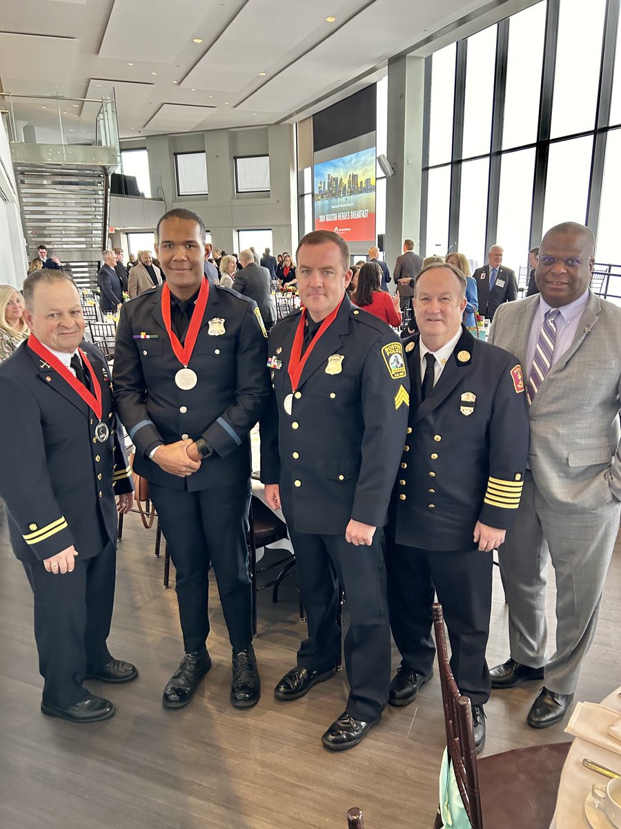 Fire Commissioner Paul Burke & Police Commissioner Michael Cox at the ⁦@RedCrossMA⁩ Heroes Awards Breakfast this morning, to Congratulate the award recipients , DFC. Pat Murphy, ⁦@bostonpolice⁩ Officer Burrows & Sgt. Freeman.