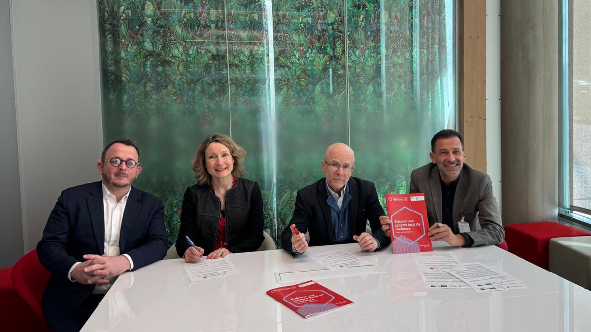 🚀 Le #NordPasDeCalais avance vers une #résiliencenumérique ! 
Le Syndicat Mixte Ouvert La Fibre Numérique 59/62, Cap Fibre <a href="/THD5962/">CAP FIBRE</a>  et la <a href="/BanqueDesTerr/">Banque des Territoires</a>  signent un accord pour rendre nos réseaux internet plus forts face aux aléas climatiques et aux risques de sécurité. 💪
