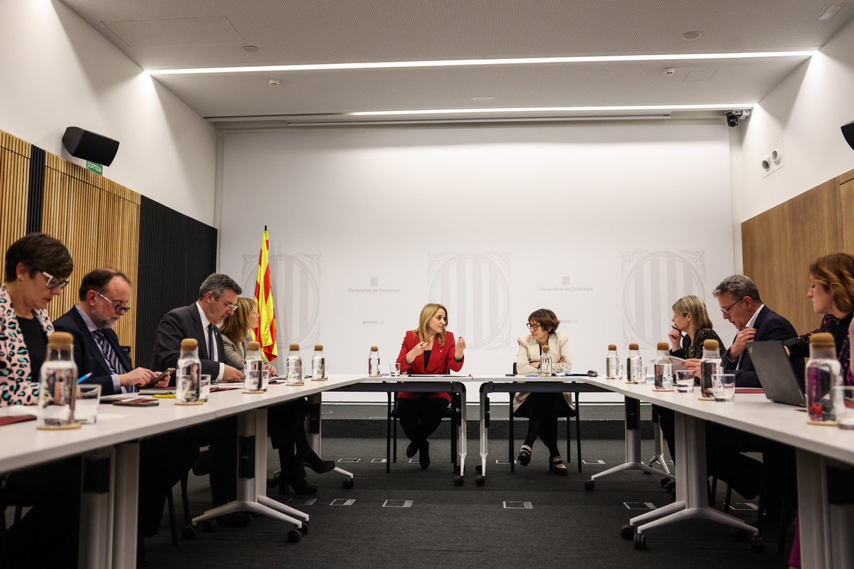 ✍️ La consellera @nataliamasguix i la secretaria d’hisenda @mespasa1 es reuneixen avui amb els presidents i presidentes de les quatre diputacions catalanes per renovar el conveni marc en matèria tributària per al període 2024-2028.