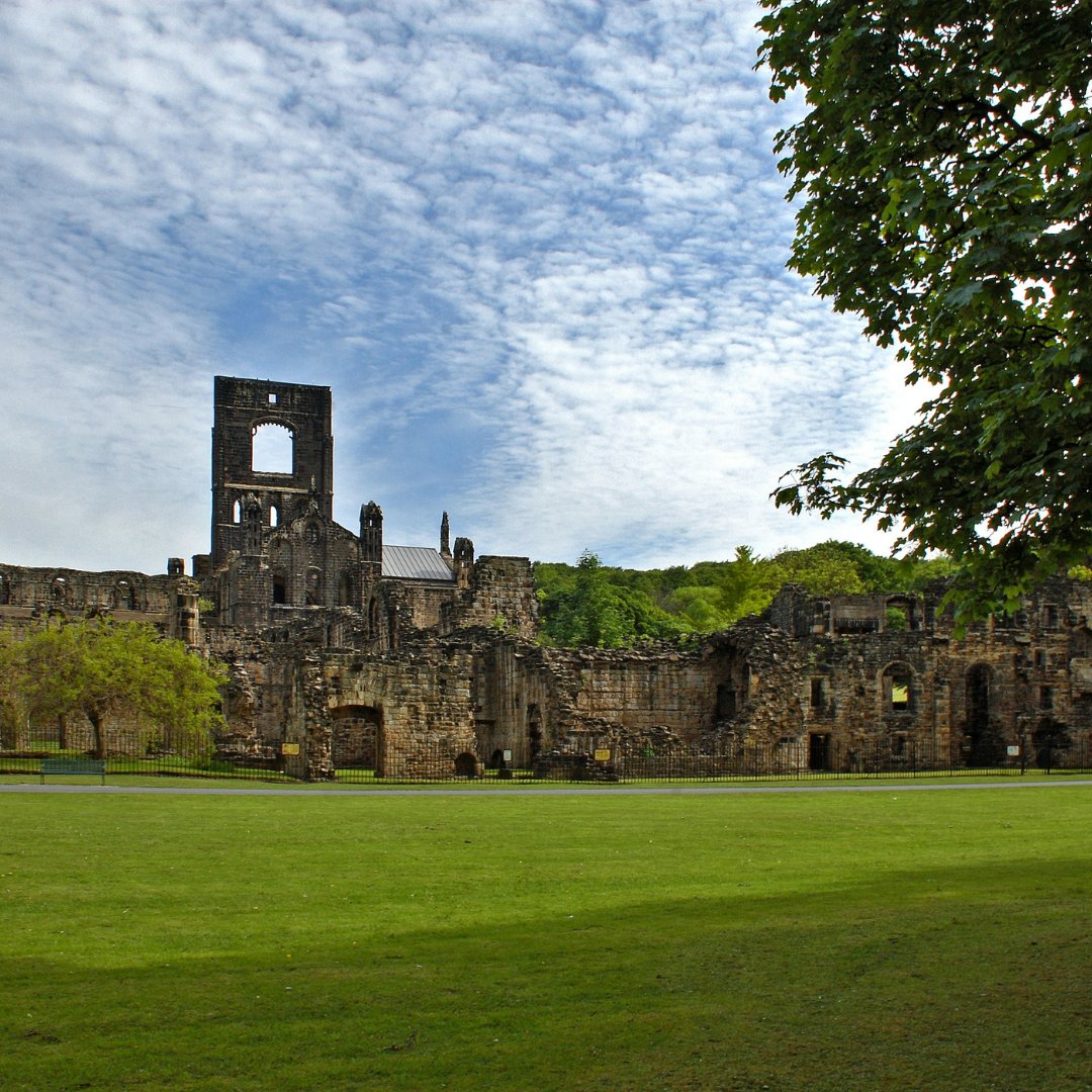 Wondering why you need to visit #Leeds? Here's a few reasons... 

🍔 Kirkgate Food Market (foodie capital of the North)
🌳 Roundhay Park (tranquil lakes, woods &amp; green space)
🛍️ Victoria Quarter (Victorian style shopping centre)
🏰 Kirkstall abbey (for over 800 years of history)