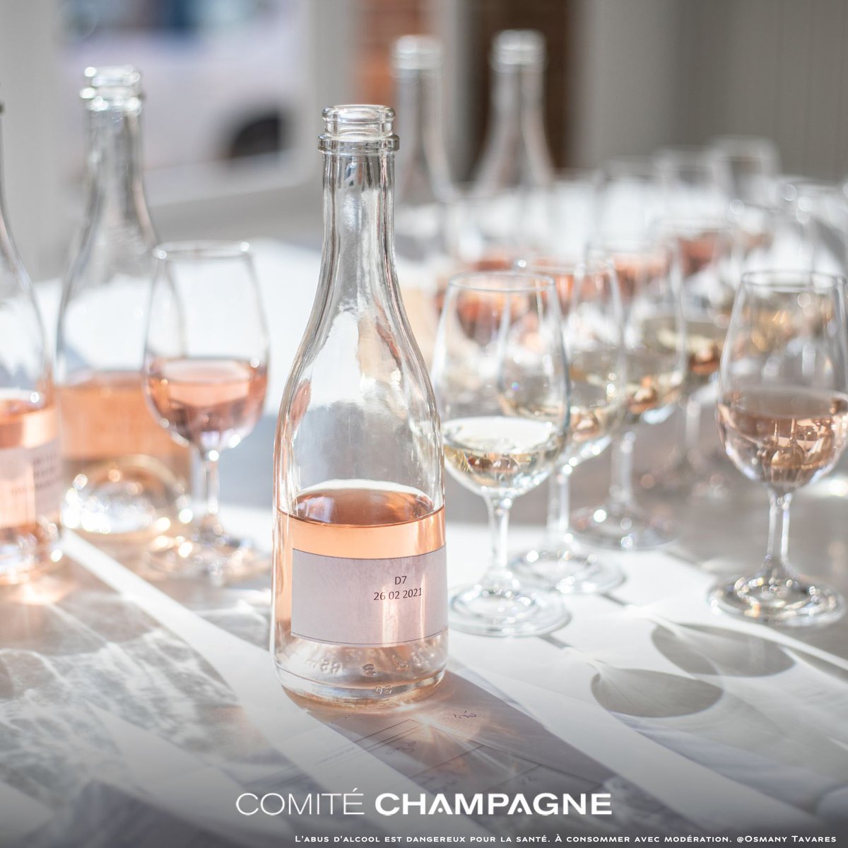 L'assemblage champenois est à 3 dimensions : crus, cépages et années. 
Il est à l'image du terroir de la Champagne et détermine le style de vin avant la prise de mousse.