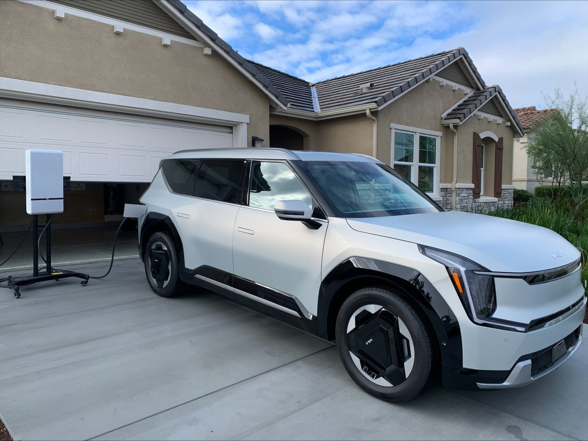 UC Irvine is spearheading the nation’s first vehicle-to-home trial. 🤘 10 homeowners in Menifee, California will use a Kia EV9 to charge the home and explore usefulness for critical loads, peak times and outages. 👍🌏 #EV #cleanenergy #UCIEngineering @UCICleanEnergy