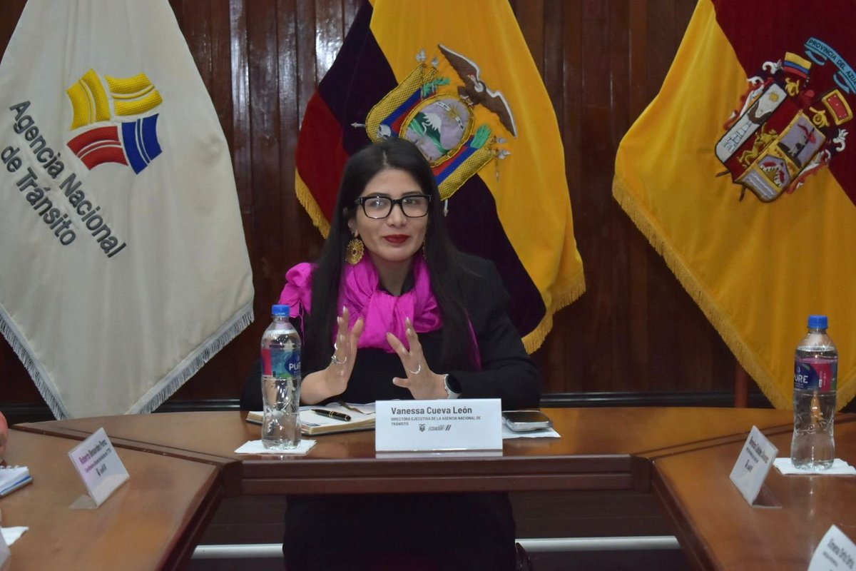ANT_ECUADOR's tweet photo. #ANTEnTerritorio | Nuestra directora ejecutiva,  @vcueval, y su equipo de trabajo, se reunieron con dirigentes de operadoras de transporte intra e interprovincial del #Azuay, para conocer la situación actual en la provincia.

Vanessa Cueva les indicó al gremio que con el Plan Nacional de Rutas y Frecuencias 2023-2025 se definirán acciones que permita mejorar el transporte público y el servicio a los usuarios.

#LaNuevaANT 
#ElNuevoEcuador