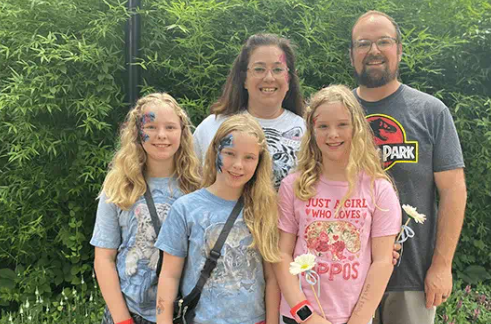 👣Tiffini Fleck was pregnant with triplets when she flew to @CincyChildren's Fetal Care Center for laser surgery. Two of the babies had Twin-Twin Transfusion Syndrome. Years later, the grateful parents attended a TTTS reunion with 600+ others. 💜 Read on: loom.ly/VAmGeQE