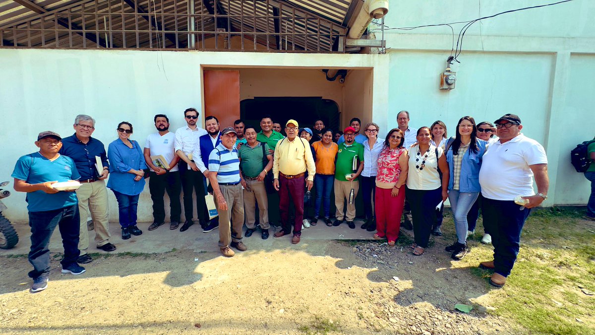 Reunidas en Bajo Aguan con COPA y la Plataforma Agraria @KARLAZE31706628 escuchando la lucha de l@s defensores del Aguan, la oportunidad que pone la #CommissionTripartita y la necesidades en seguridad alimentaria, agricultura sostenible, acceso a crédito, proyecto sociales y más