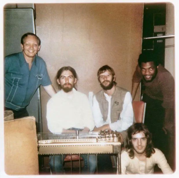 George Harrison with Ringo Starr, Billy Preston, @peterframpton, and Pete Drake during the “All Things Must Pass” sessions (1970)