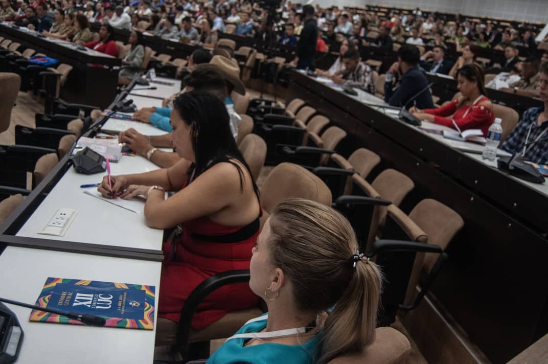 En esta juventud están puestas las esperanzas de la Revolución y la confianza de nuestro pueblo. Hoy concluye el XII Congreso de la <a href="/UJCdeCuba/">UJC de Cuba</a>, acompañarlos y escuchar su debate sincero y profundo ha sido gratificante.
#CreaTuFelicidad