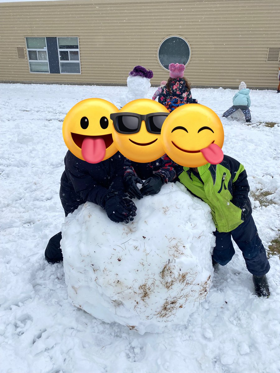 63Bluegrass's tweet photo. Bridlewood is enjoying the unexpected spring snowfall today. https://t.co/90ovUcBz2s