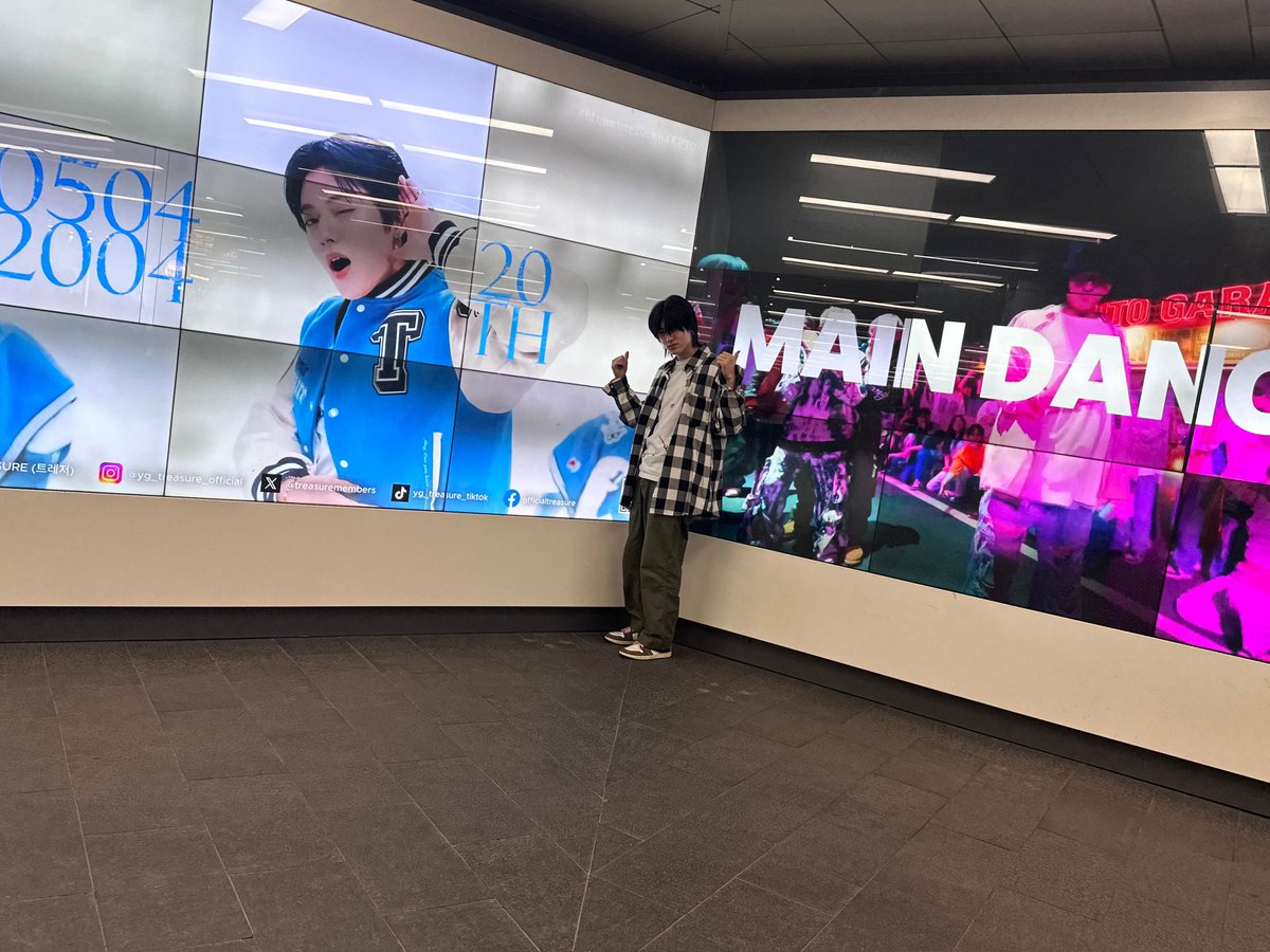Uc8Qp's tweet photo. わかる？服が違うの  自分の広告やセンカがあるところ調べて、何日かかけて行けるところは全部行くの  こうやって私達に言葉より行動で愛をくれるんだよ  これが私の大好きな人です  TREASUREのハルトと言います https://t.co/CtORclaYyC