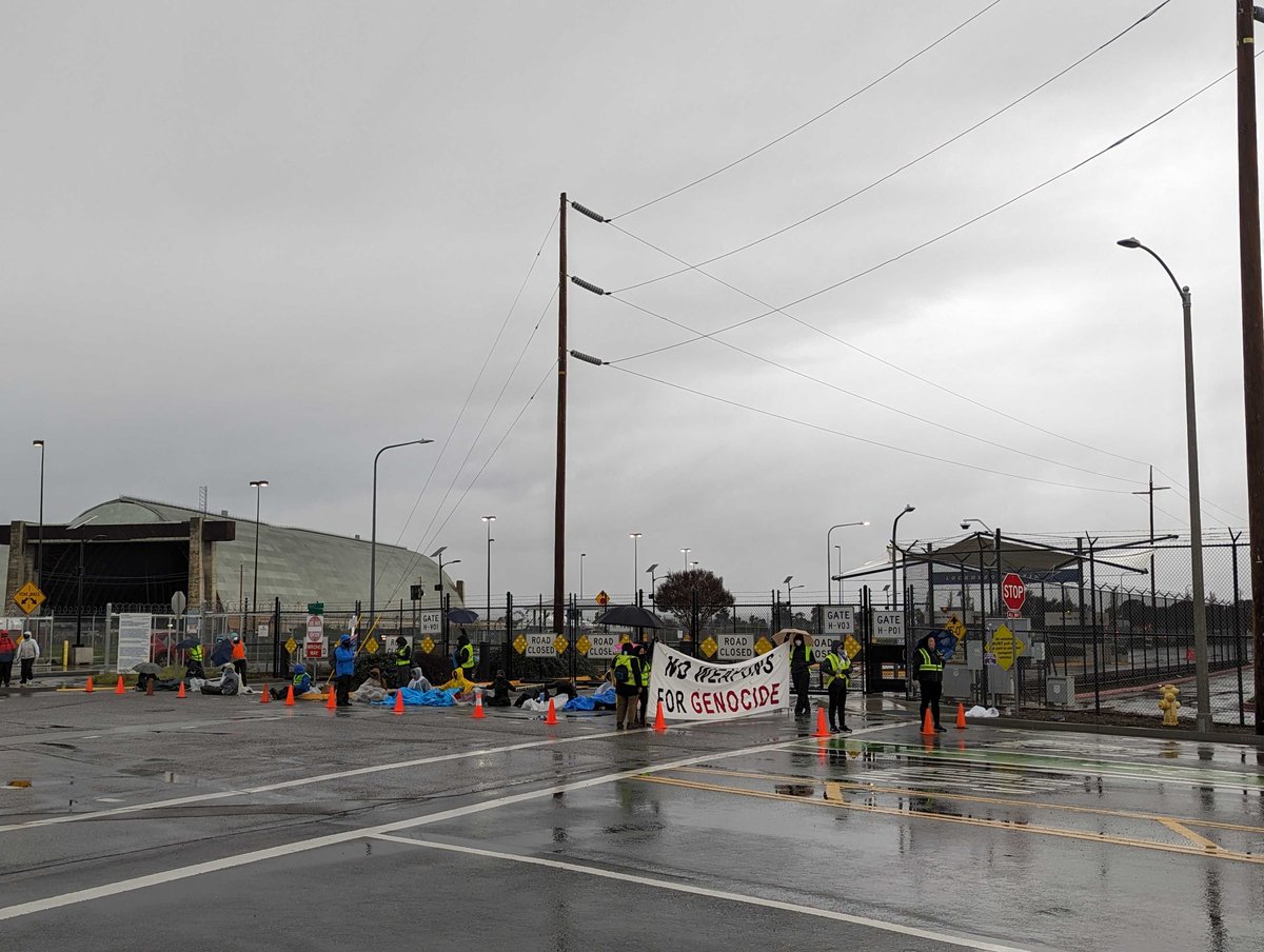KQEDnews's tweet photo. BREAKING: Activists protesting Israel's bombardment of Gaza have blocked at least one of the entrances to Lockheed Martin's Sunnvyale campus this morning. 

The group, Bay Area Palestine Solidarity, are protesting the weapons manufacturer's connections to the war. https://t.co/8ZNFws6mAl