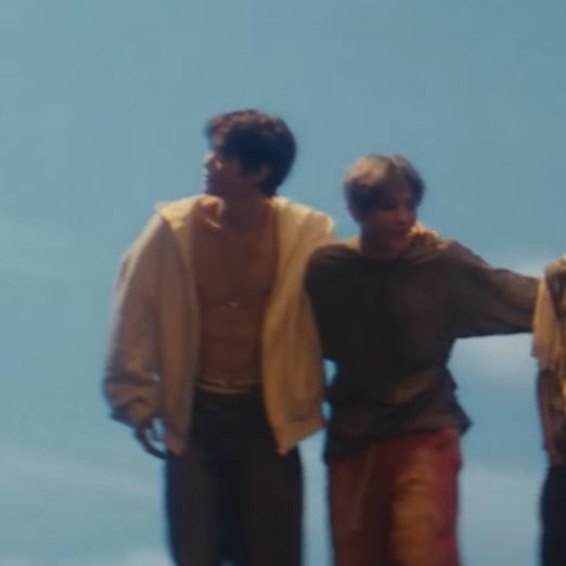 izz_zx's tweet image. 얘들아 성찬이가 옷이