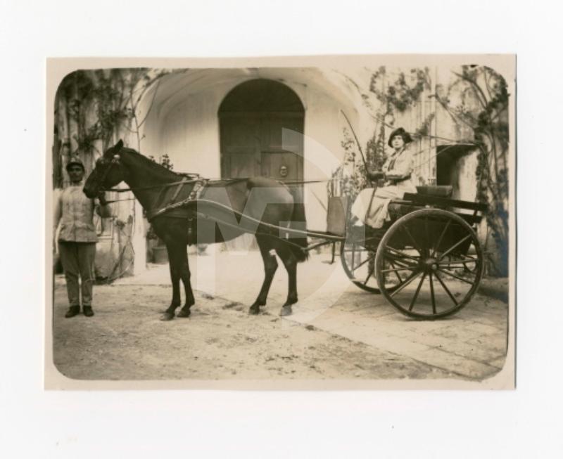 museo_MuDiF's tweet photo. Continua il nostro viaggio negli album di famiglia.
Qui ancora un fondo dall'Ago nocerino sarnese, Sarno, Famiglia Abbignente, ARCHIVIO MuDiF.
Le gite, le pose quasi teatrali, il mondo antico fatto di carri e muli.
#viaggionellafotografia @museo_MuDiF https://t.co/YEqMkr0xAL