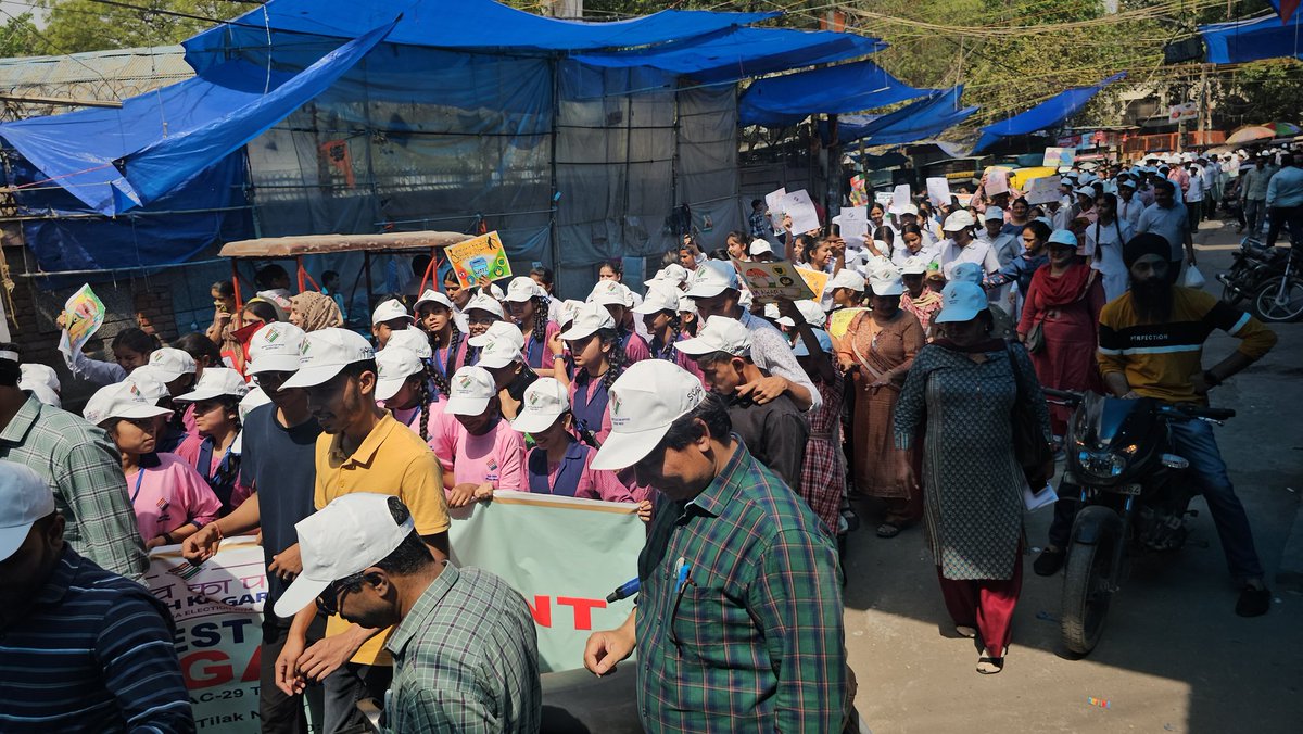 Some glimpses of walkathon with students of AC 29 Tilak Nagar which was organized to increase voter awareness under SVEEP of Election Commission. Along with members of the market union and students, we resolved to vote on May 25 at PC 06, West Delhi. @CeodelhiOffice @SinghKinny