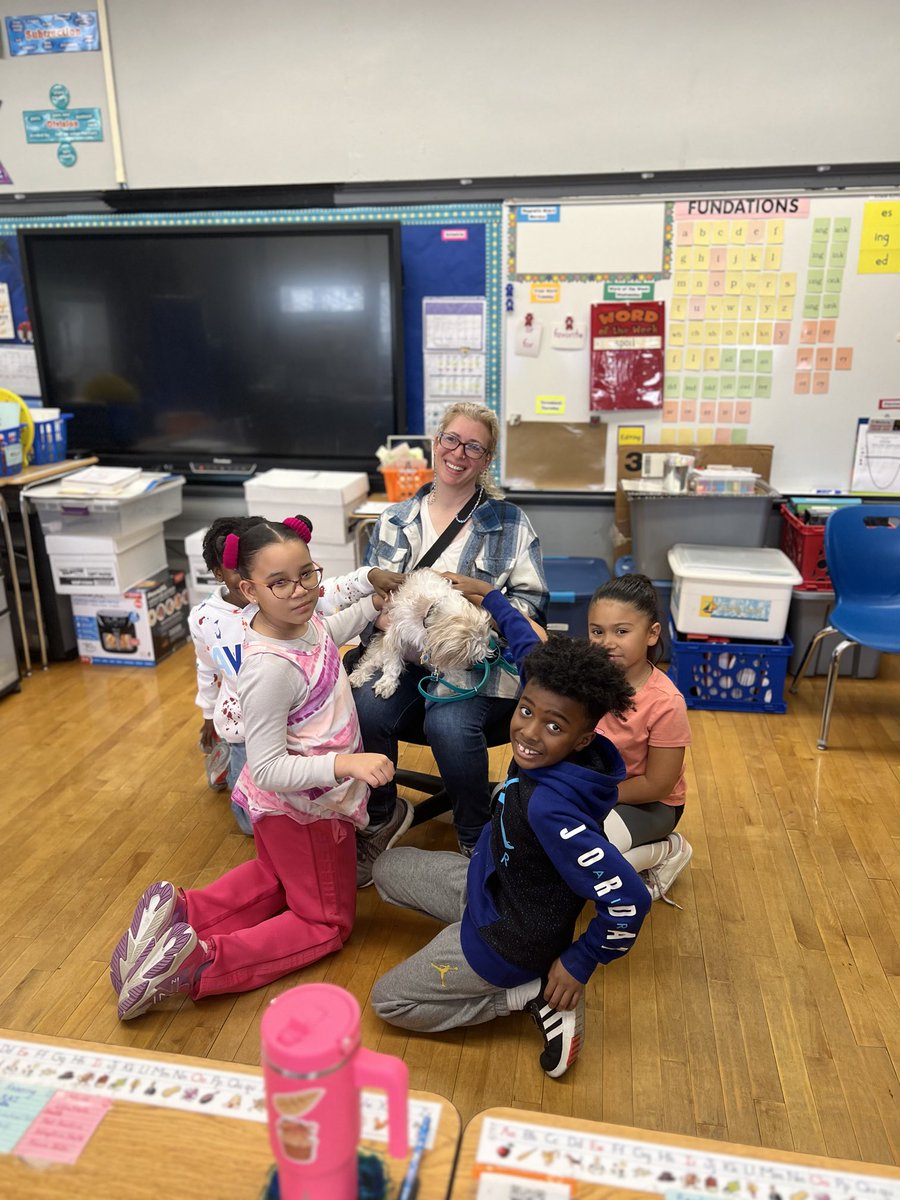 The ⁦@DAVintermediate⁩ students are loving their therapy dog.