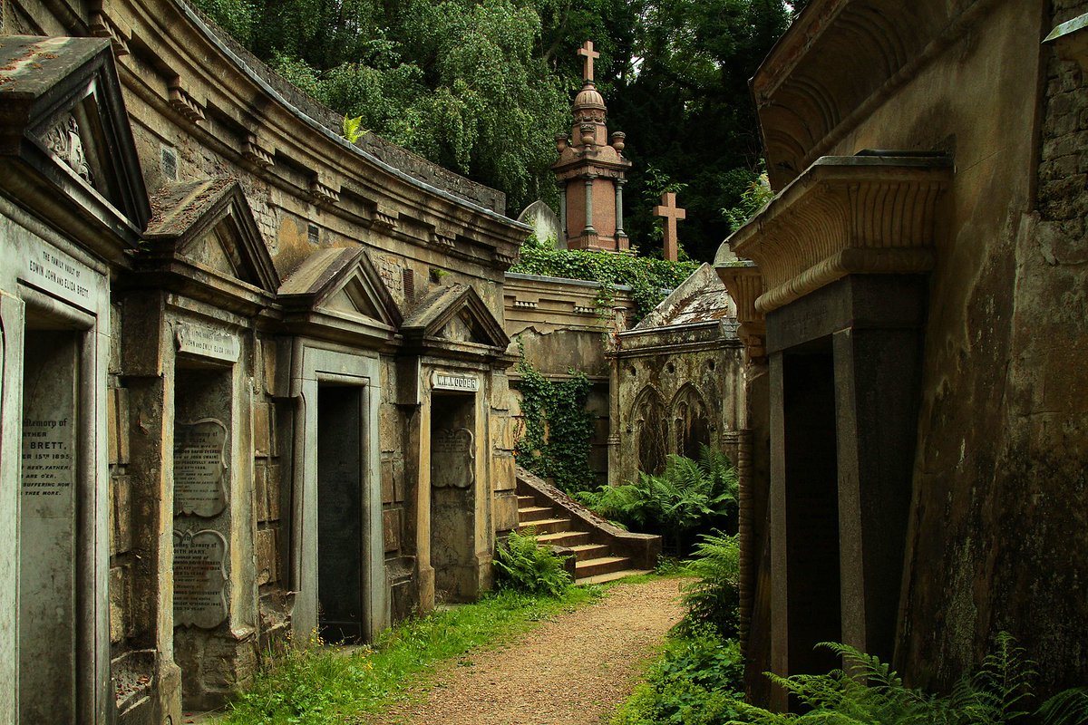 If you live in N6, N19 or NW5, our 'Neighbour Day' is your opportunity to visit Highgate Cemetery for free! On Saturday 20 April, choose your arrival timeslot from 10.30 and stay as long as you like until 5pm. Booking (essential) and more info at highgatecemetery.org/events