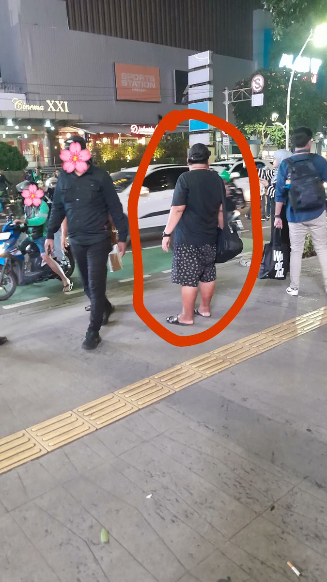 yoonarctic's tweet photo. Hati hati modus di pintu sarinah thamrin, ngaku duit kurang 10rb buat naik bajaj. Tadi ada mba" baik udah ngasih 10rb kukira langsung naik bajaj eh masih cari 10rb lainnya:) https://t.co/v4nmRlDPaf