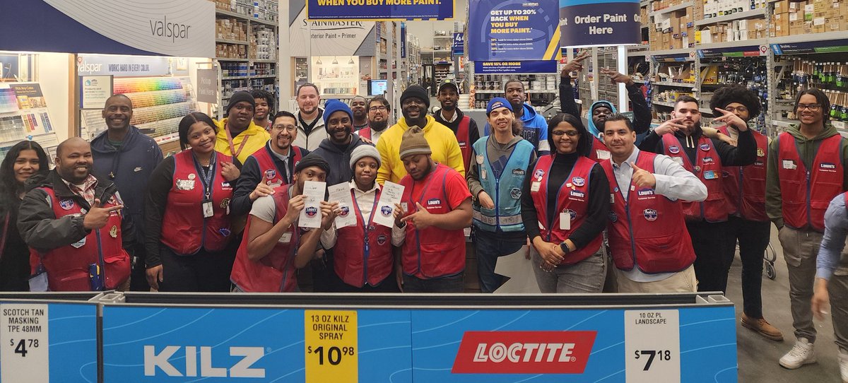 Now, this is what I call a huddle! Shout out to Mazie DS, Jamel from flooring, Jaylon from Garden, Lundy, and Felix from overnight for delivering amazing service and delivering results! #elite
#HungryToWin #Recognition #OneTeamOneDream <a href="/Javi3rD/">Javier Dominguez</a> <a href="/GeorgeArias_HR/">George Arias</a> <a href="/SamCharles07/">Sam Charles</a>