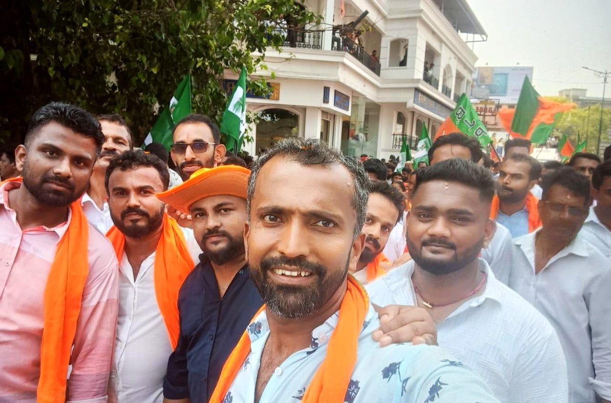 Shivaramshett10's tweet photo. ಮಂಗಳೂರಿನಲ್ಲಿ ಇಂದು ನಡೆದ ದಕ್ಷಿಣ ಕನ್ನಡ ಲೋಕಸಭಾ ಕ್ಷೇತ್ರದ ಬಿಜೆಪಿ ಅಭ್ಯರ್ಥಿ ಕ್ಯಾಪ್ಟನ್ ಬ್ರಿಜೇಶ್ ಚೌಟ ಅವರ ನಾಮಪತ್ರ ಸಲ್ಲಿಕೆ ಕಾರ್ಯಕ್ರಮದಲ್ಲಿ..😍🚩🚩
#PhirEkBaarModiSarkar #AbkiBaar400ಪಾರ್ #ಮಂಗಳೂರಿಗೆಚೌಟ #CaptainForDK @CaptBrijesh https://t.co/f6qkwvnXIh