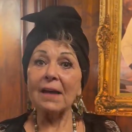 Abba_Annabelle's tweet photo. @patriottakes Roseanne Barr,  dressed as drunky od lady puppet, offers free life coaching at Mar-a-Lago https://t.co/YHRu1lTZSD