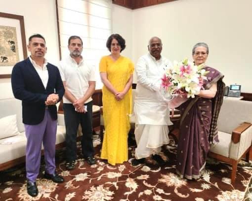 Congratulations to Mother in Law dear….
At the Rajya Sabha swearing-In. 🙏♥️

सासु माँ को बधाई प्रिय....
राज्यसभा के शपथ ग्रहण में. 🙏♥️