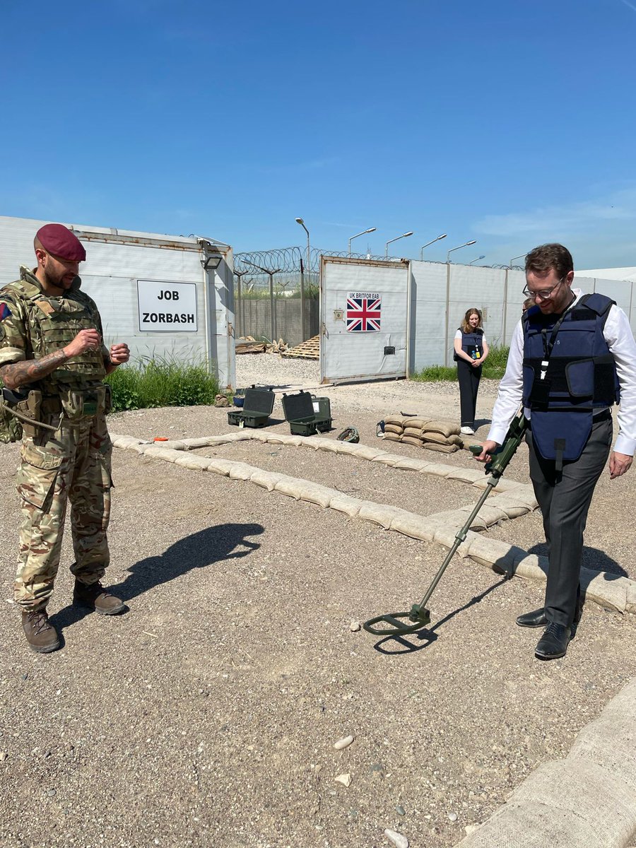 CG @JamesGoldmanUK & team @UKinErbil experience eye-opening mine awareness session w/ A Company 2 SCOTS at Erbil Airbase, highlighting the devastating effects of mines & explosive remnants in post-conflict communities. #InternationalMineAwarnessDay