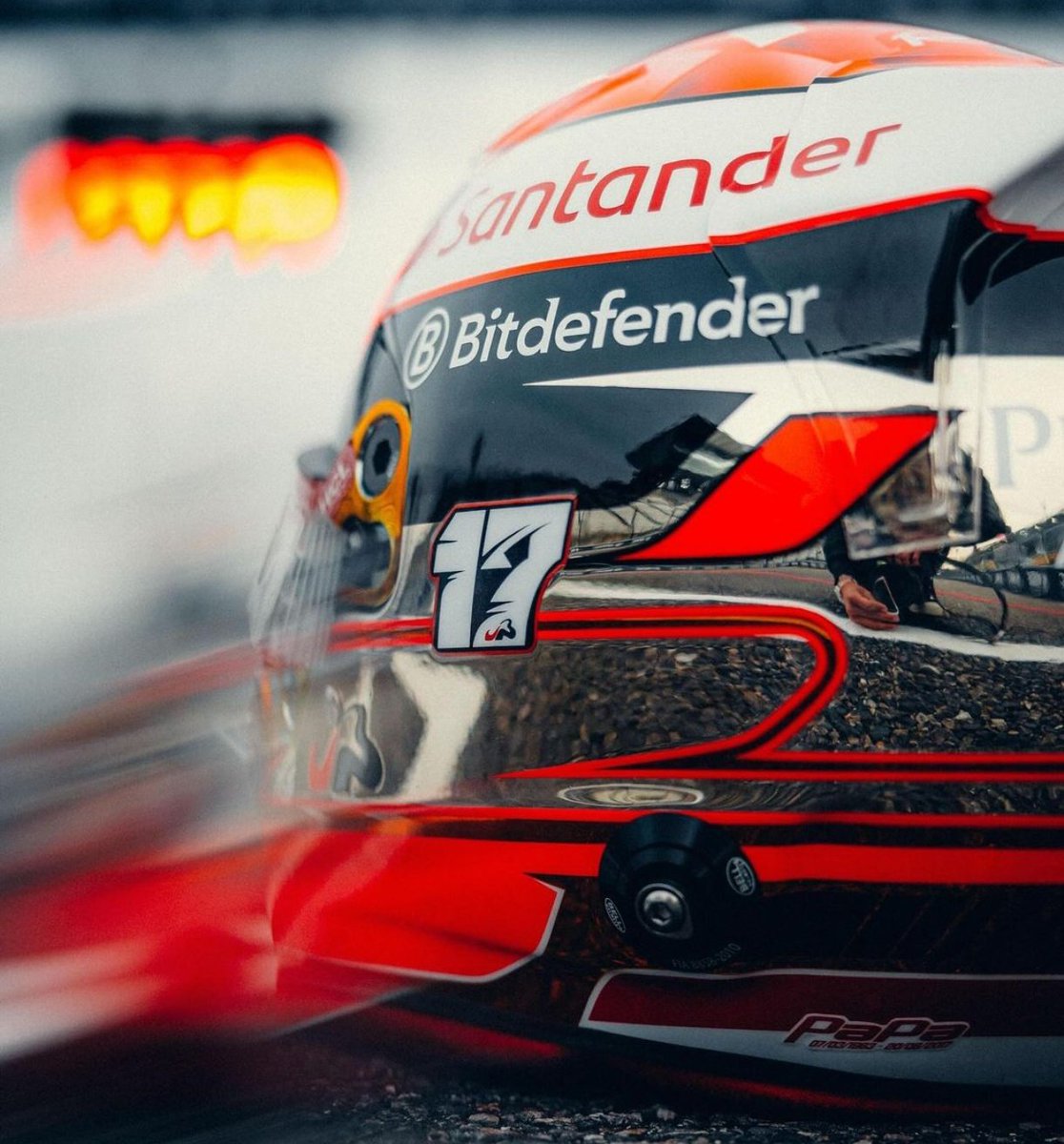 FerrariF1FRA's tweet photo. 🔴 Officiel : Charles Leclerc (Ferrari) dévoile son casque spécial pour le Grand Prix du Japon.

Un magnifique hommage à Jules Bianchi.

(📸 @Charles_Leclerc) https://t.co/gdvyJJg1ZU