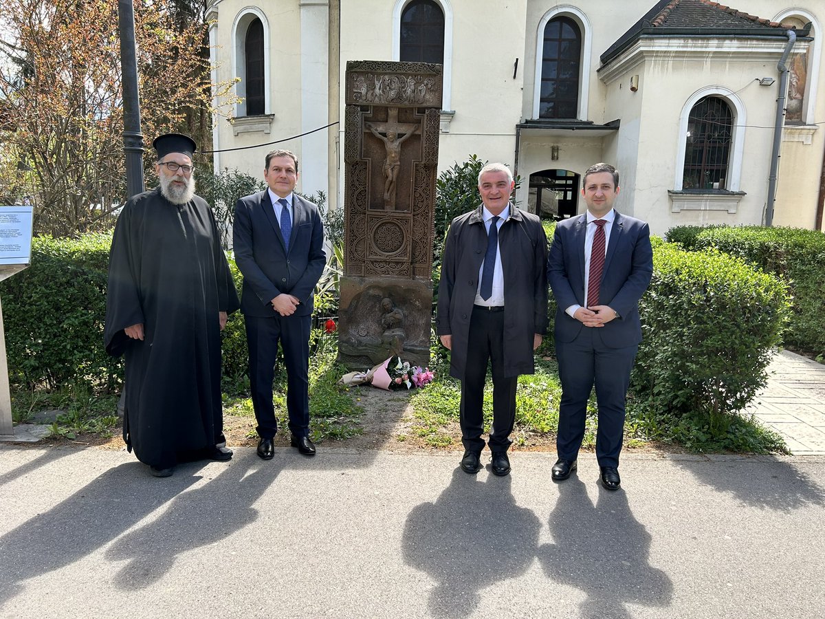 Flower laying by Deputy Minister of @MFAofArmenia @ParuyrPH at the khachkar in #Zemun dedicated to the 🇦🇲🇷🇸friendship as well as to Yugoslav pilots who lost their lives during the #Spitak earthquake rescue operation in 1988.
