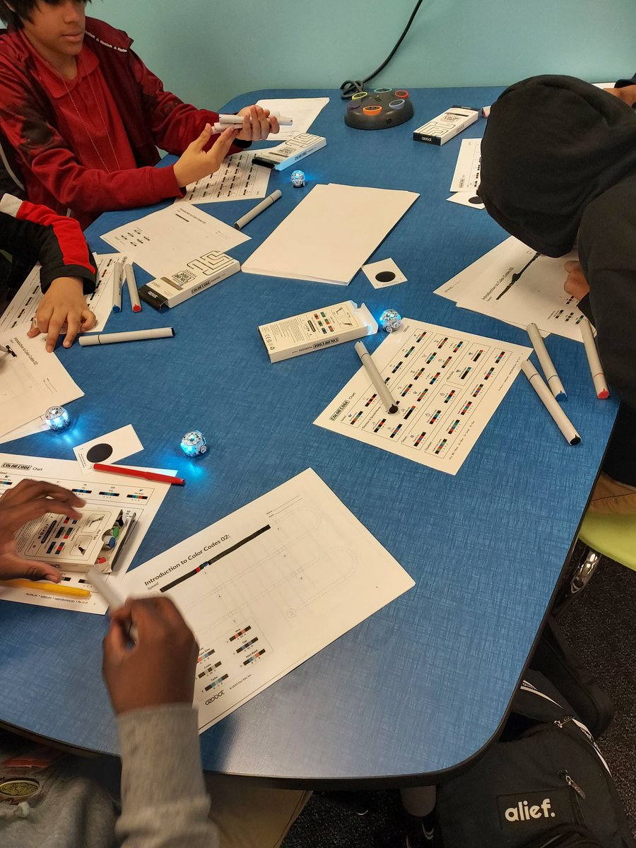 OlleLibrary's tweet image. Makers' Club loved coding with the ozobots today.  We created soccer fields, race tracks, and amusement parks.  What an amazing way to start off a Thursday!  #TechThursday  @Alief_Libraries @OlleMightyOwls