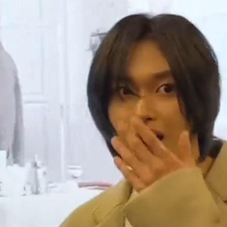 luvrwonbin's tweet image. LOOK AT THOSE MUSCLE LIKE GURRRRLLL 🤭💅🏻