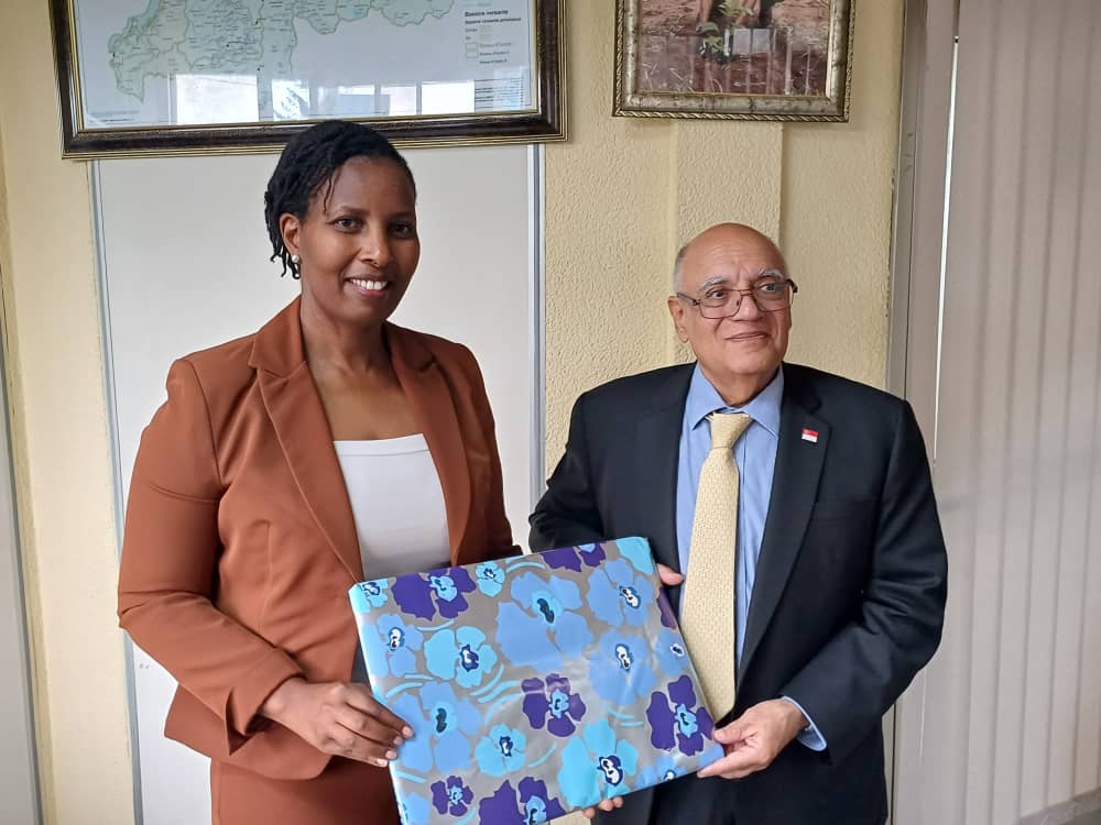 REMA's Director General @Juliet_Kabera received a courtesy visit from H.E Jaspal Singh, Singapore's Non-Resident High Commissioner to Rwanda. They discussed cooperation on carbon market between both countries, following a MoU signed last year at @COP28_UAE #GreenRwanda🇷🇼🌿