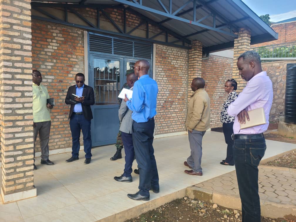 RTB_Rwanda's tweet photo. Yanasuye kandi Ishuri rya CPEC Saint Babeth rizatangira gutanga amasomo ya Tekiniki mu mwaka w'amashuri wa 2024/25 na Mukarange TSS isanzwe itanga amasomo mu bwubatsi bugezweho  n'Amashanyarazi (Building Construction and Electrical Technology). https://t.co/SybPaBbp4x