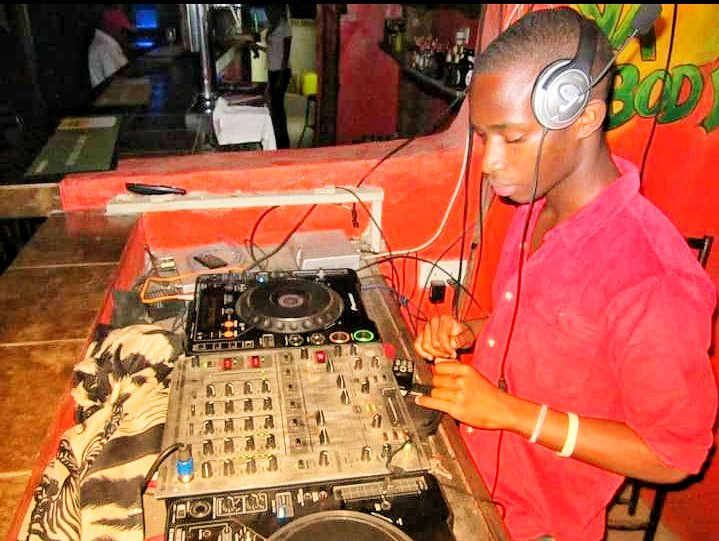 July 2012,days when Dj Ochii na kina Easy Mike were teaching me how to spin. No laptop,no software,just you,the sharpness of your ears and your knowledge of music. Ueke CD utafute cue point then time and drop. Wow..nimetoka mbali na kwenye naenda is beyond my imagination